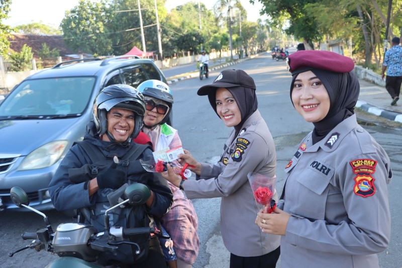 Foto Senyum Manis Polwan Polres Bima Kota ketika Memberikan Mawar Merah kepada Pengendara Roda Dua di Lampu Merah Eks Kantor Bupati Bima pada Senin (2/9/2024) (Sumber: Humas Polda NTB) Foto Senyum Manis Polwan Polres Bima Kota ketika Memberikan Mawar Merah kepada Pengendara Roda Dua di Lampu Merah Eks Kantor Bupati Bima pada Senin (2/9/2024) (Sumber: Humas Polda NTB)